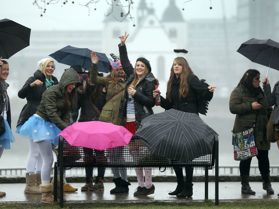 Junge Frauen stehen an Weiberfastnacht 2012 in der Altstadt in Köln.