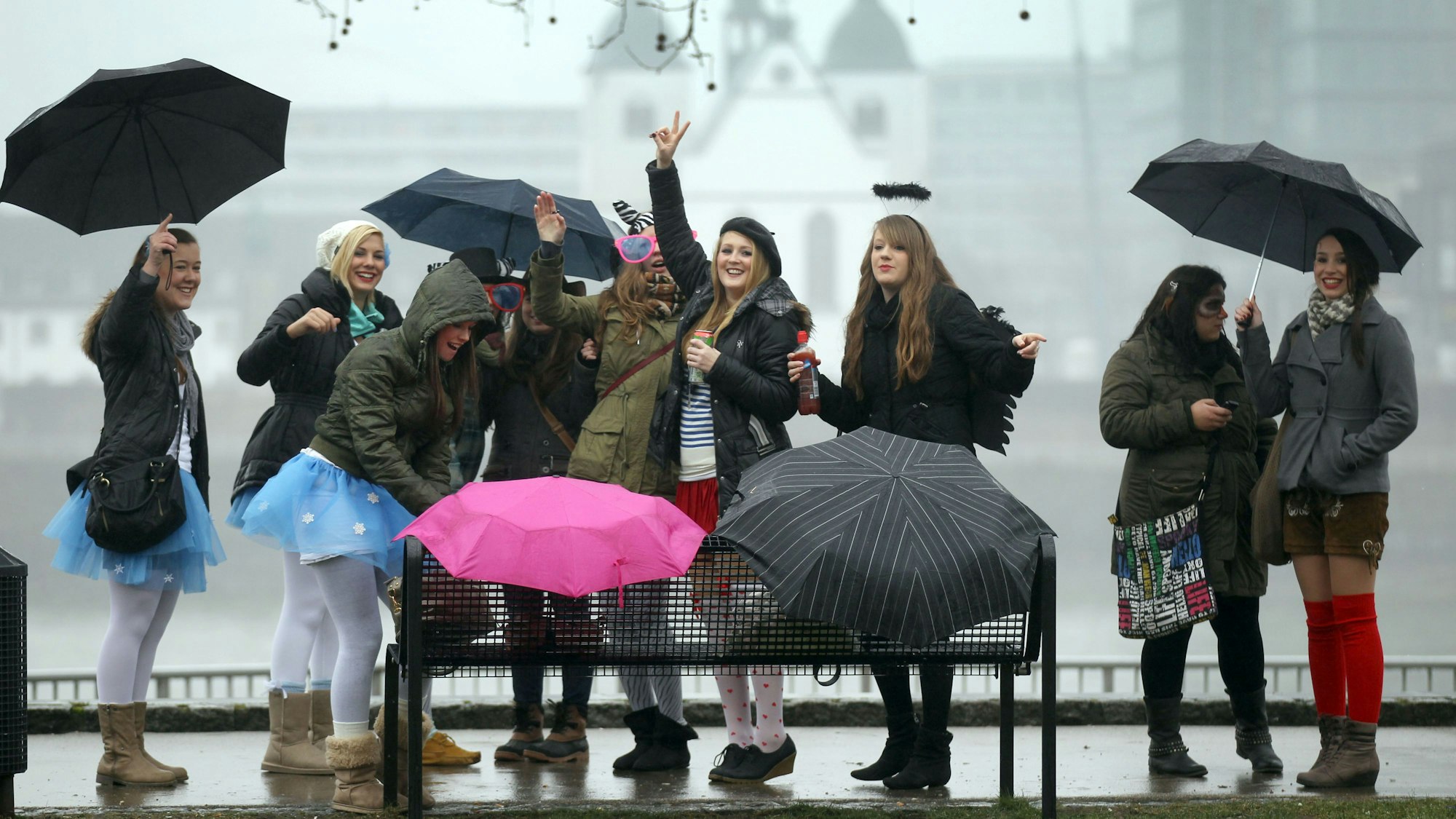 Junge Frauen stehen an Weiberfastnacht 2012 in der Altstadt in Köln.