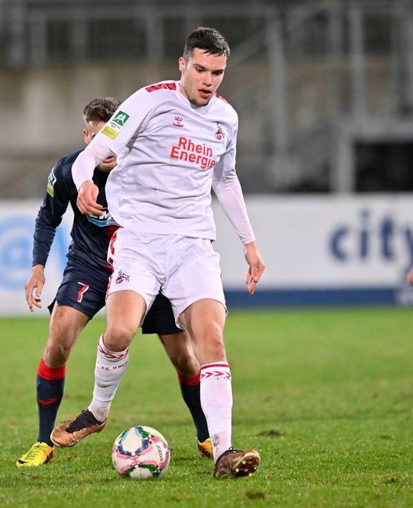 Antonio Verinac für die U21 des 1. FC Köln am Ball.