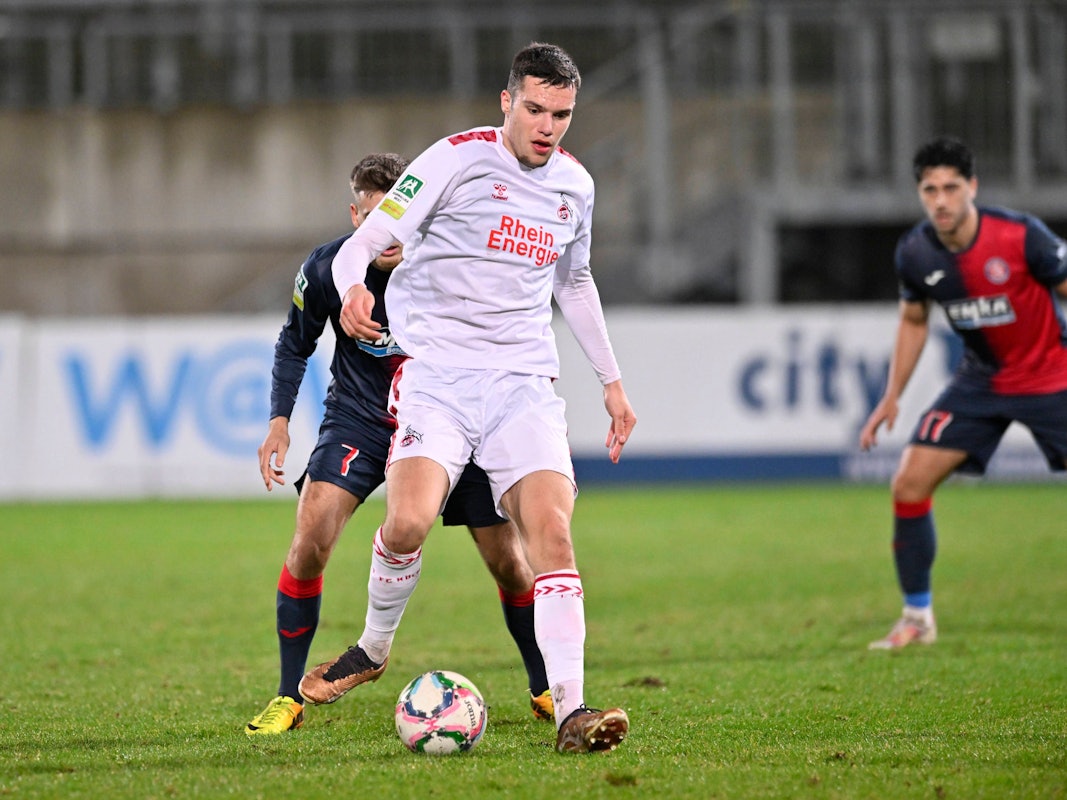 Antonio Verinac für die U21 des 1. FC Köln am Ball.