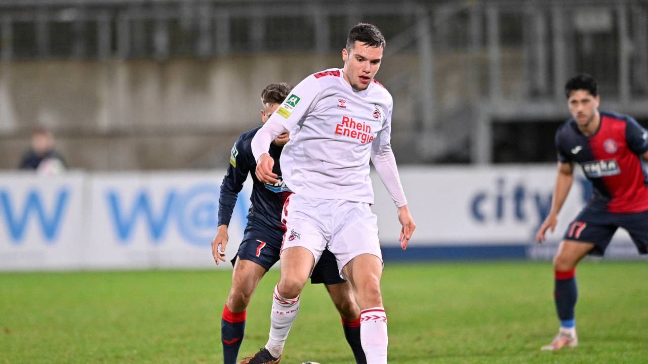 Antonio Verinac für die U21 des 1. FC Köln am Ball.