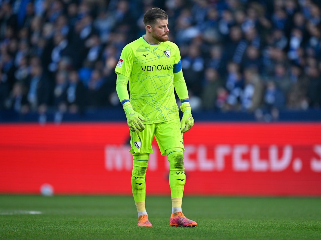 Torhüter Timo Horn trägt ein neongelbes Trikot beim Spiel gegen Darmstadt 98.