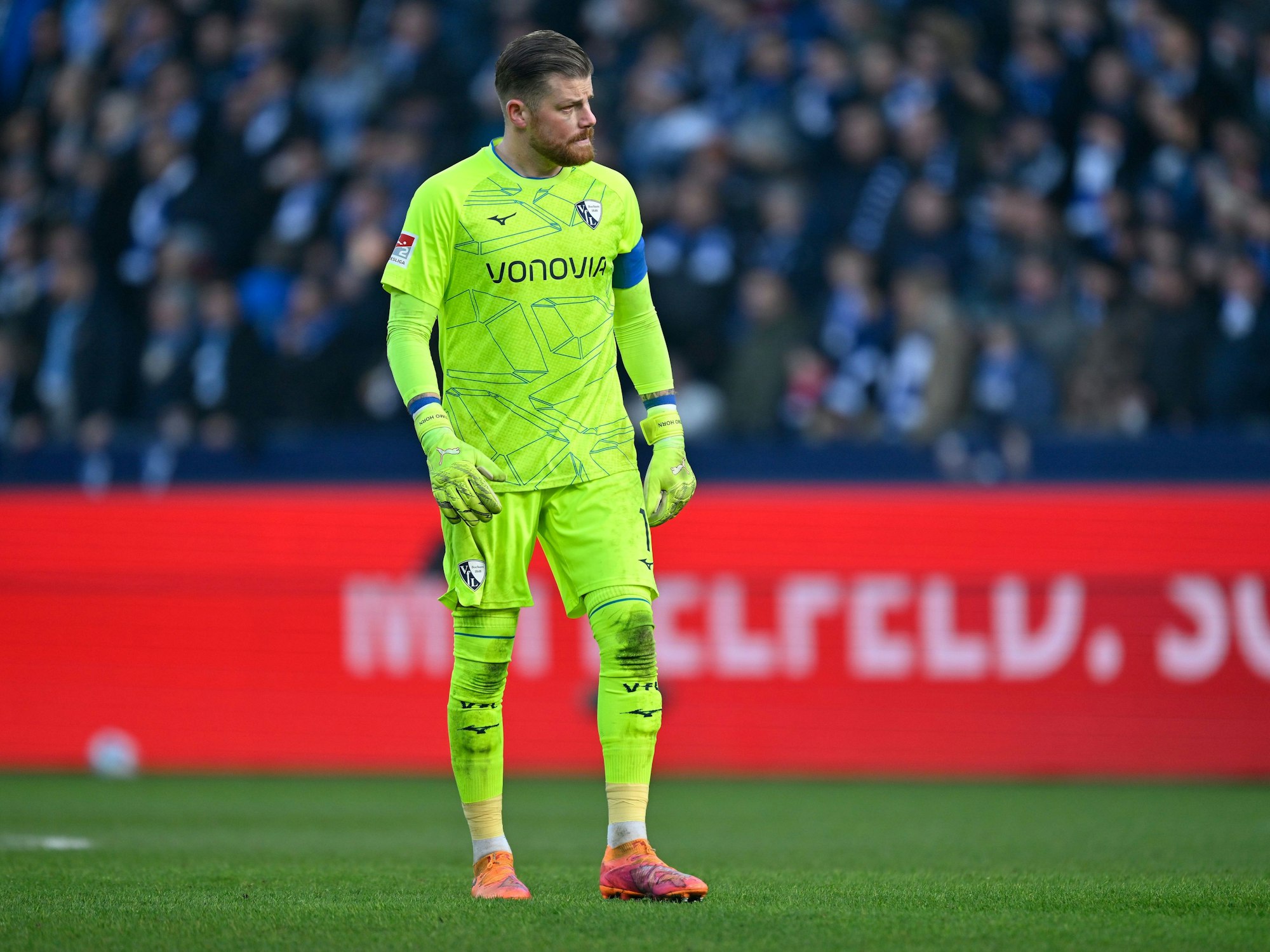 Torhüter Timo Horn trägt ein neongelbes Trikot beim Spiel gegen Darmstadt 98.
