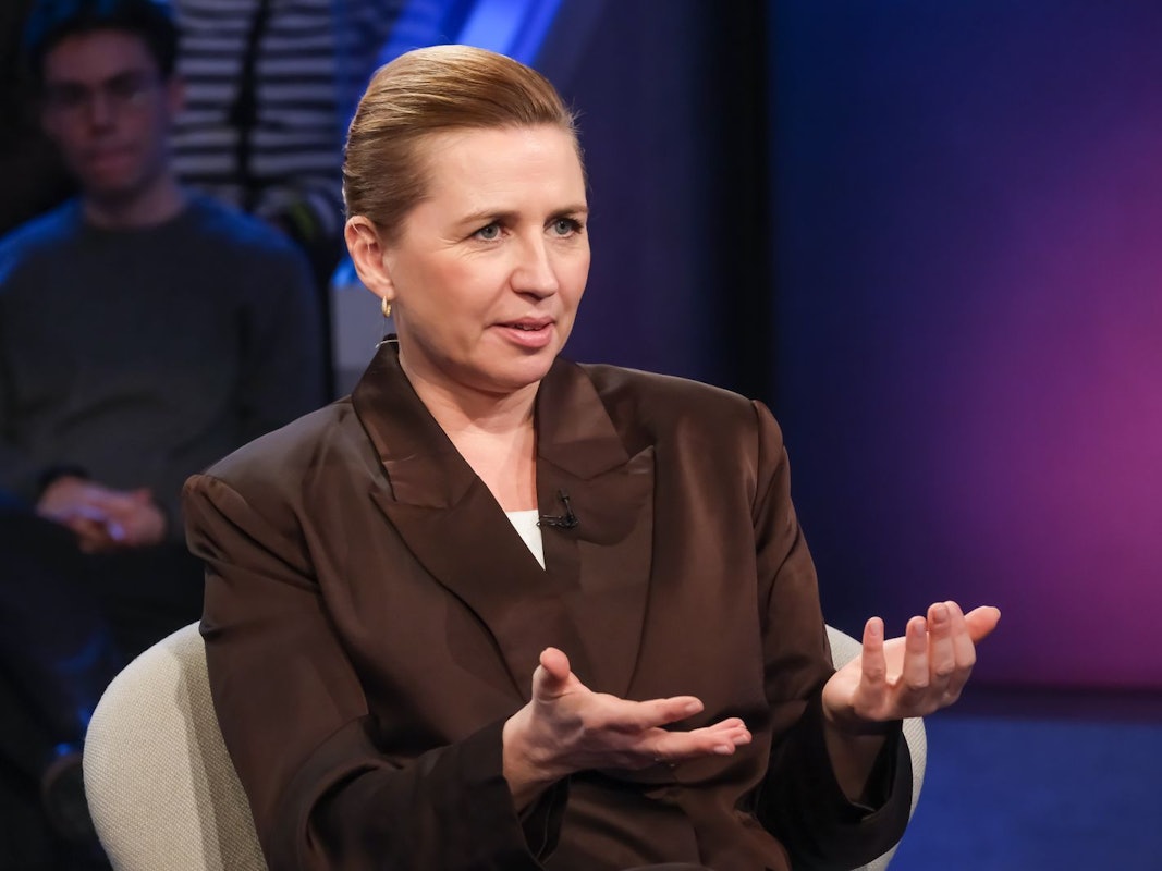 Die dänische Premierministerin Mette Frederiksen forderte bei Maischberger, Europa müsse jetzt das Richtige tun, um die Bevölkerung sowie die Freiheit und die Sicherheit der europäischen Staaten zu schützen. (Bild: WDR/ Oliver Ziebe)