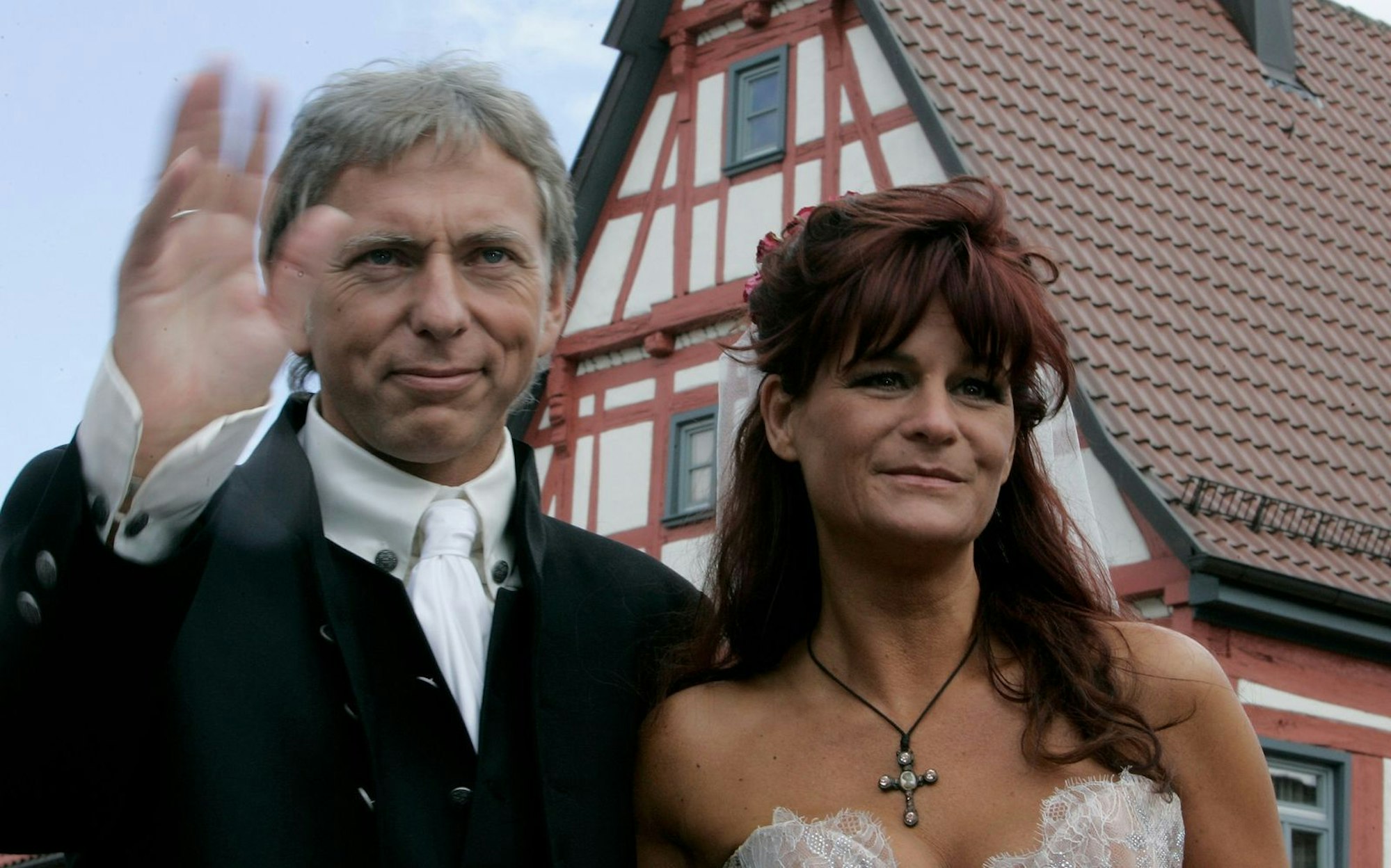 Von 2002 bis 2004 war Andrea Berg mit Schlagerkollege Olf Henning verheiratet, im Juni 2007 heiratete sie den Sportmanager, Hotelier und Mitgründer der SG Sonnenhof Großaspach Ulrich Ferber. (Bild: 2007 Getty Images)