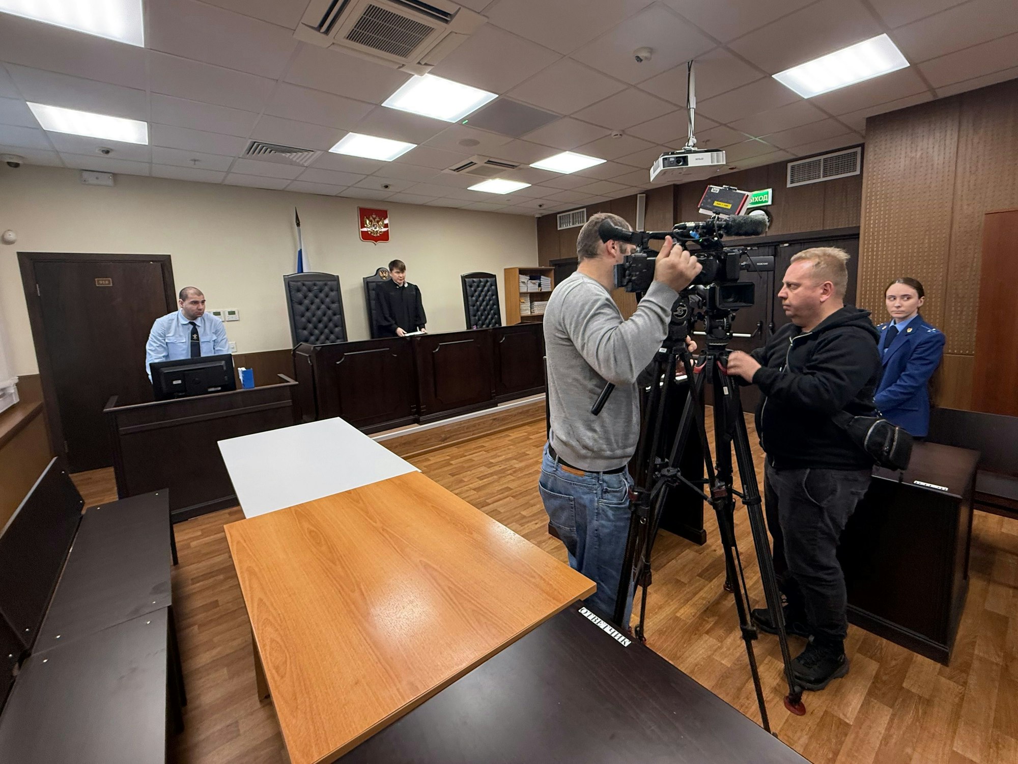 Kamerateams stehen im Saal in einem Gerichtsgebäude in Moskau, wo das Strafverfahren gegen den deutschen Bildhauer Jacques Tilly stattfinden soll.