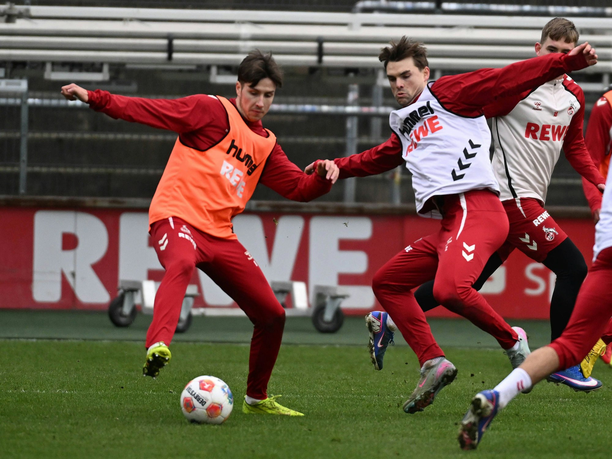 Joel Schmied im Duell mit Denis Huseinbasic.