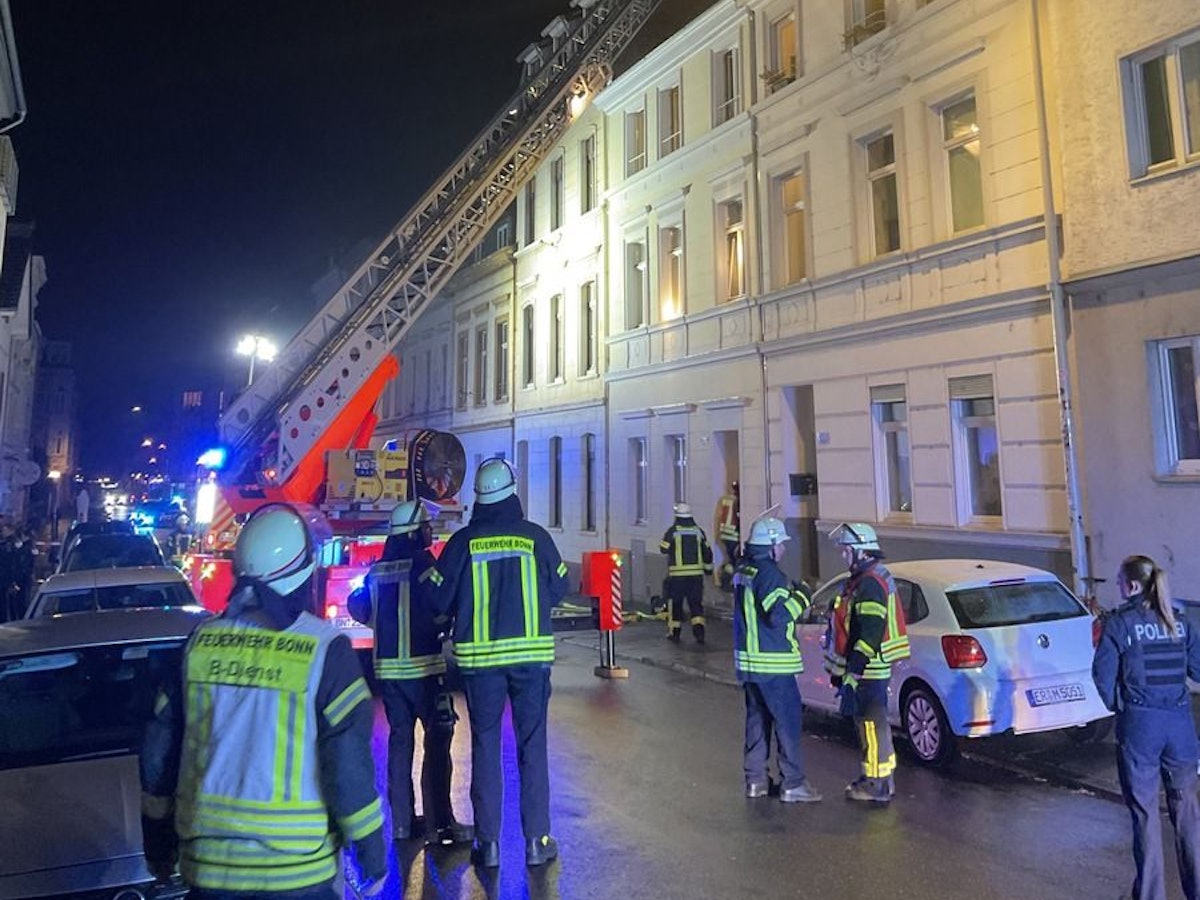 Feuerwehreinsatz bei einem Kaminbrand in einem Bonner Altbau.