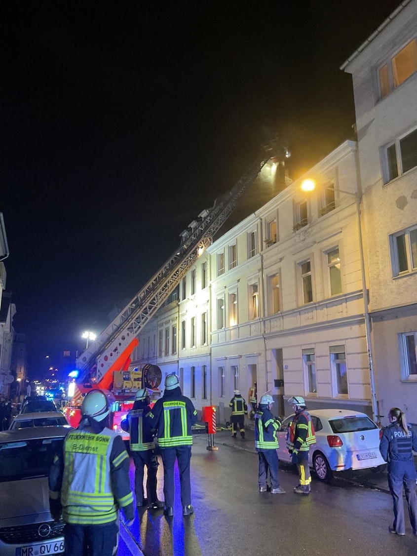 Feuerwehreinsatz bei einem Kaminbrand in einem Bonner Altbau.