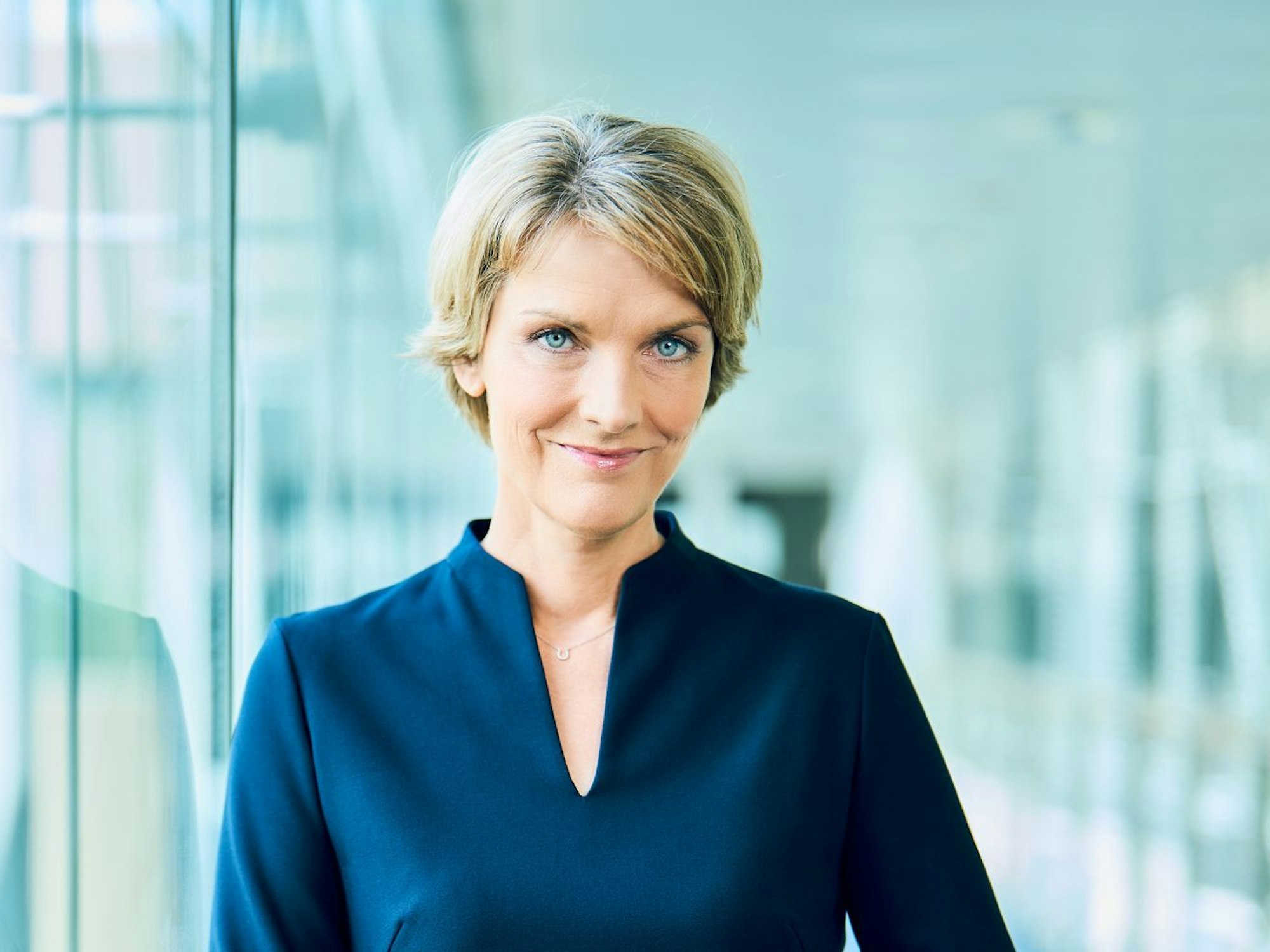 Marietta Slomka führt seit einem Vierteljahrhundert durch die Nachrichten - die letzten Jahre hält sie aber für besonders ereignisreich: „Es finden epochale Umbrüche statt und wir leben in sehr, sehr bewegten Zeiten mit sehr grundsätzlichen Veränderungen.“ (Bild: ZDF / Klaus Weddig)