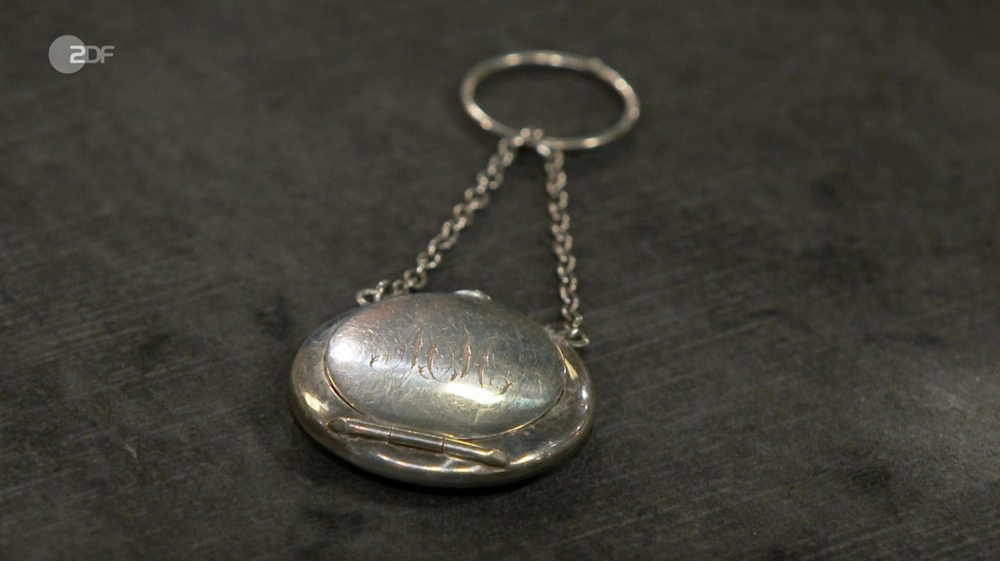 Ein kleines Puderdöschen begeisterte Wendela Horz - vor allem der gute Zustand des vergoldeten Sterlingsilbers aus Birmingham von 1917. Der Wunschpreis lag bei 80 Euro, die Schätzung bei 100 bis 150 Euro. Im Händlerraum überzeugte das Stück von Adie & Lovekin und Benjamin Leo Leo zahlte 170 Euro. (Bild: ZDF)