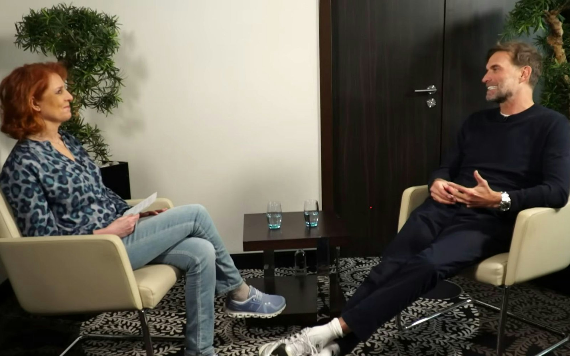Im Rahmen des Interviewformats „Monicas Meistermacher“ begrüßte Monica Lierhaus den einstigen Trainer Jürgen Klopp zum Gespräch. (Bild: RTL)