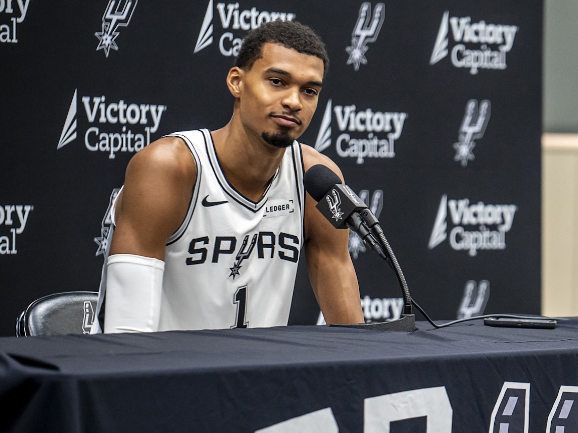 Basketball-Star Victor Wembanyama auf einer Pressekonferenz