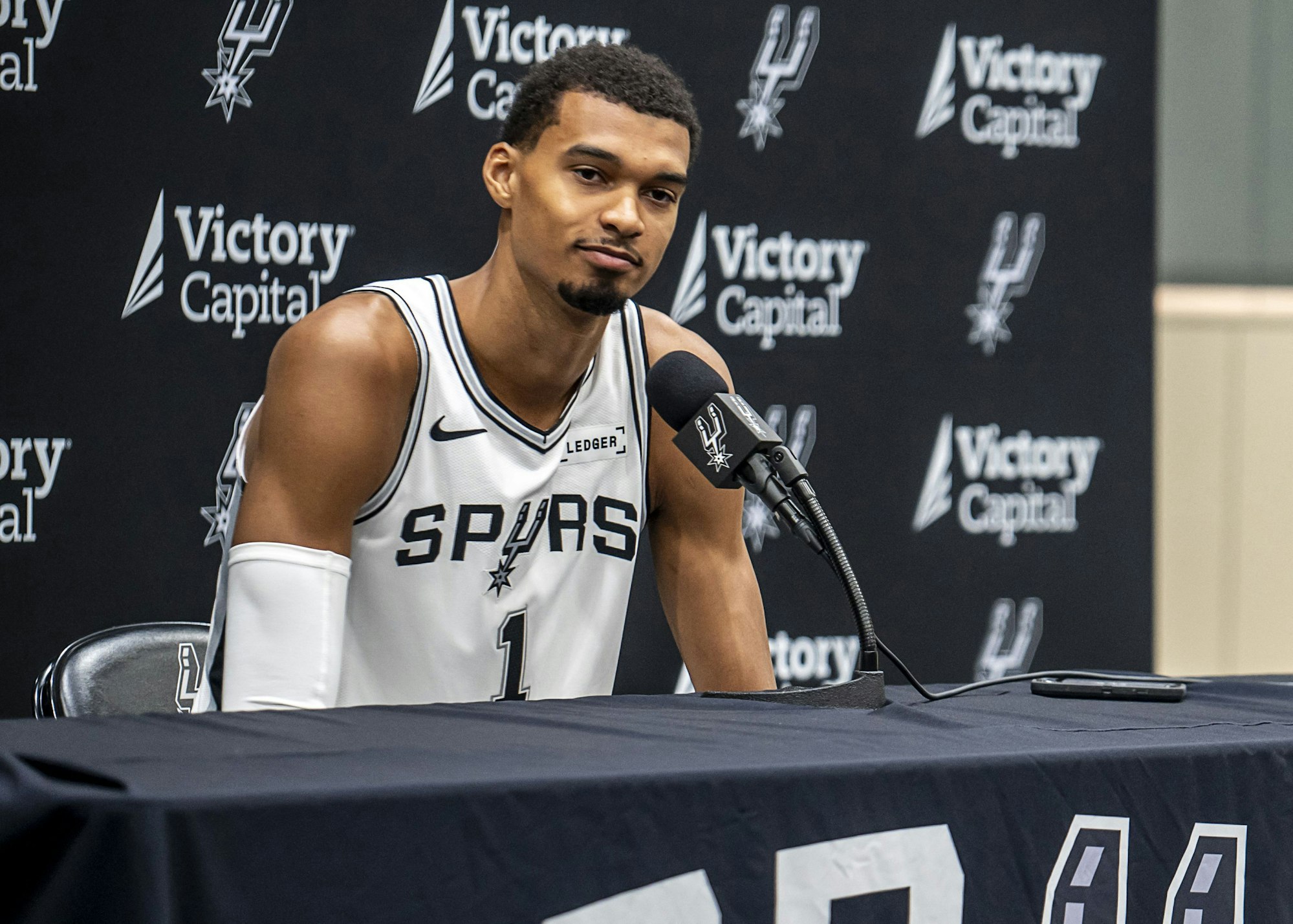 Basketball-Star Victor Wembanyama auf einer Pressekonferenz