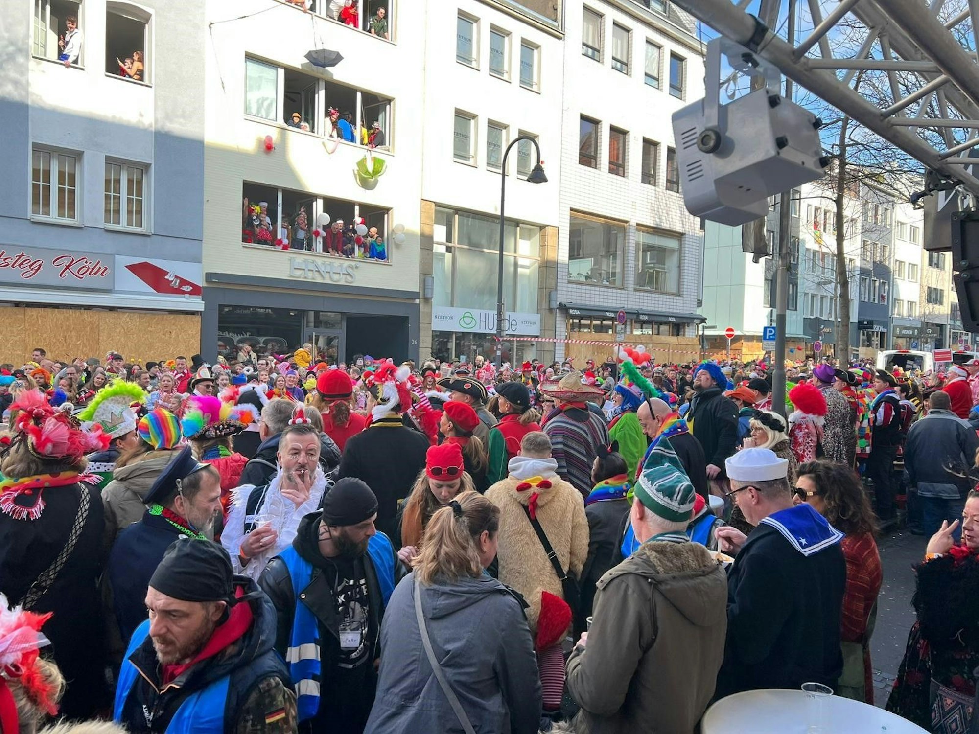 Auf der Mittelstraße stellt Papperlapappnas Infrastruktur für den Zoch.