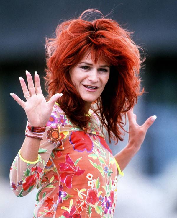 Andrea Berg gestikuliert.