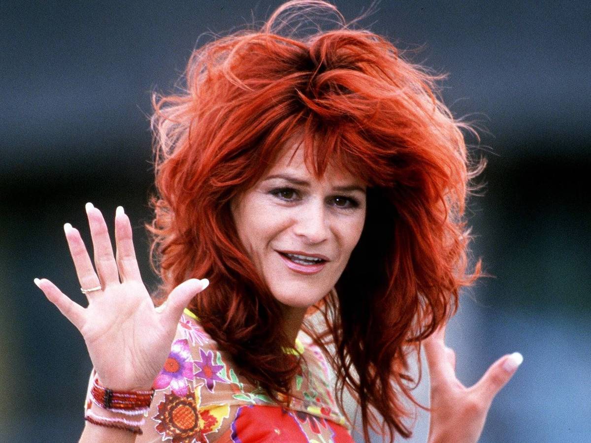 Andrea Berg gestikuliert.