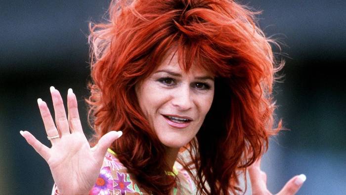 Andrea Berg gestikuliert.