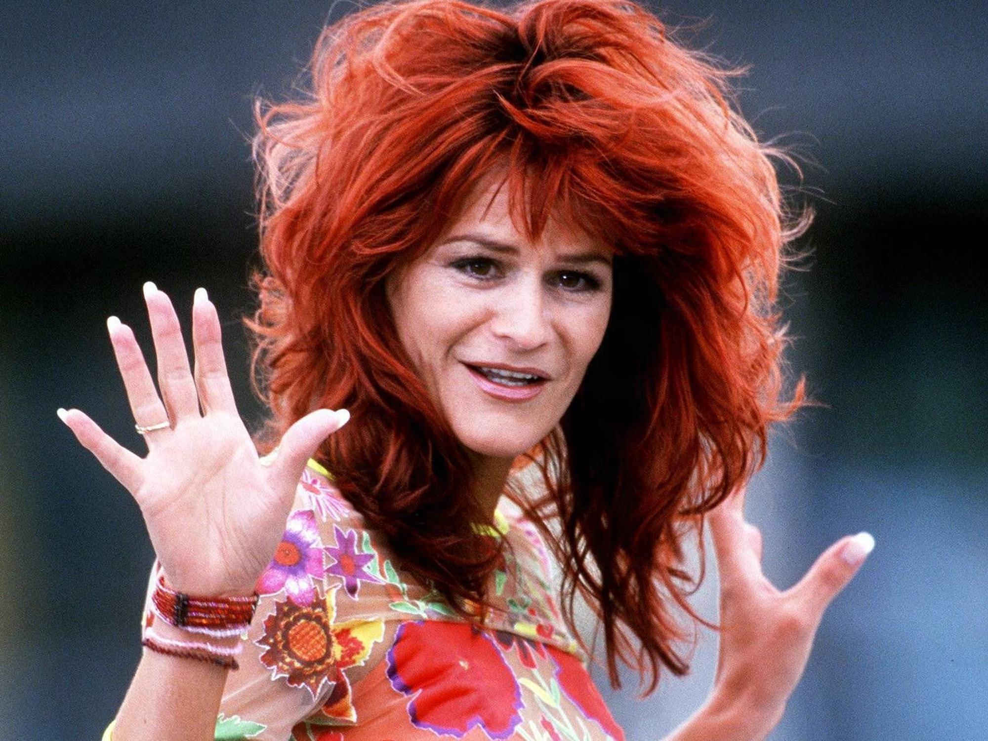 Andrea Berg gestikuliert.