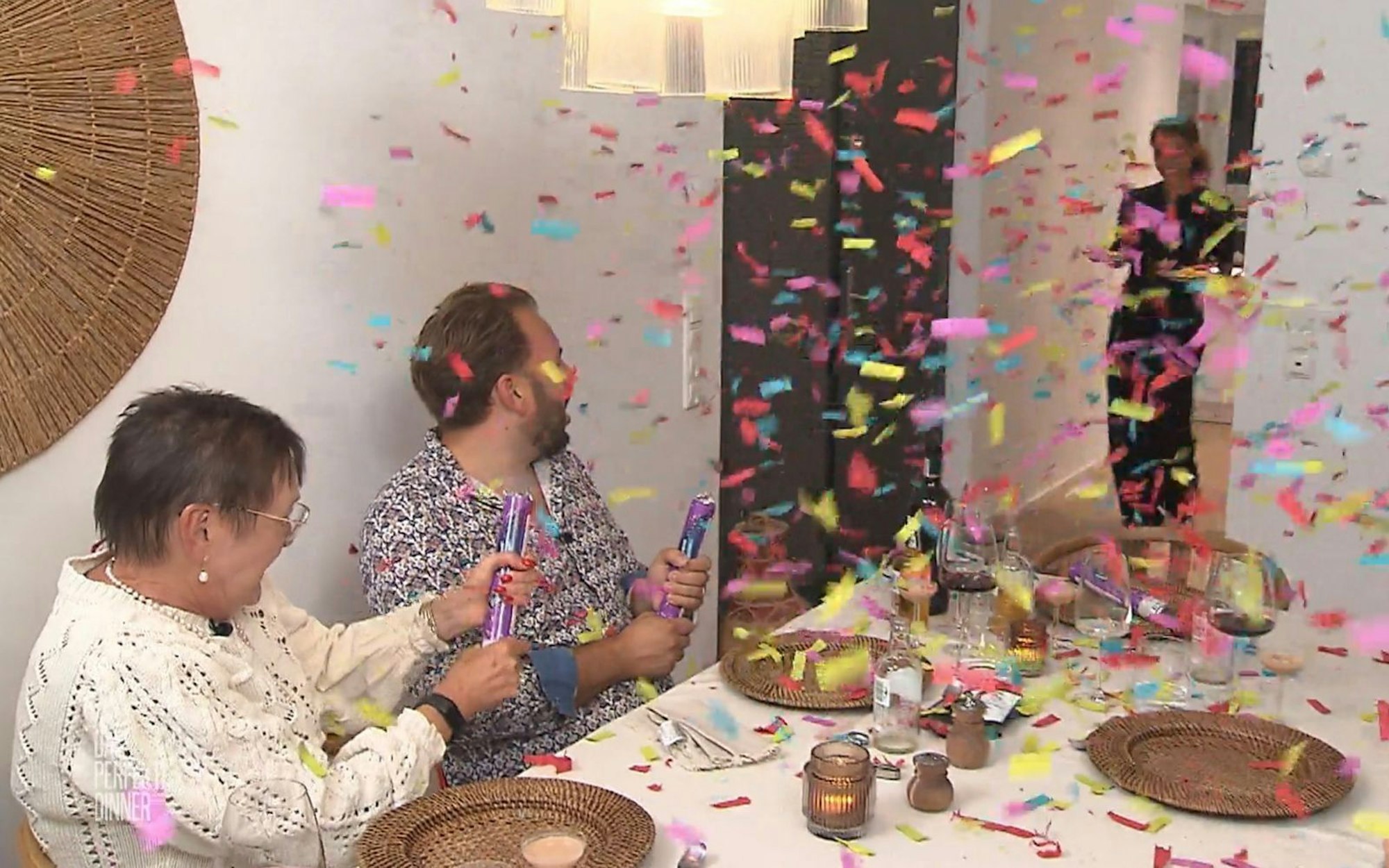 Stimmung in Eschweiler: Im Konfettiregen serviert Kim ihr Dessert. (Bild: RTL)