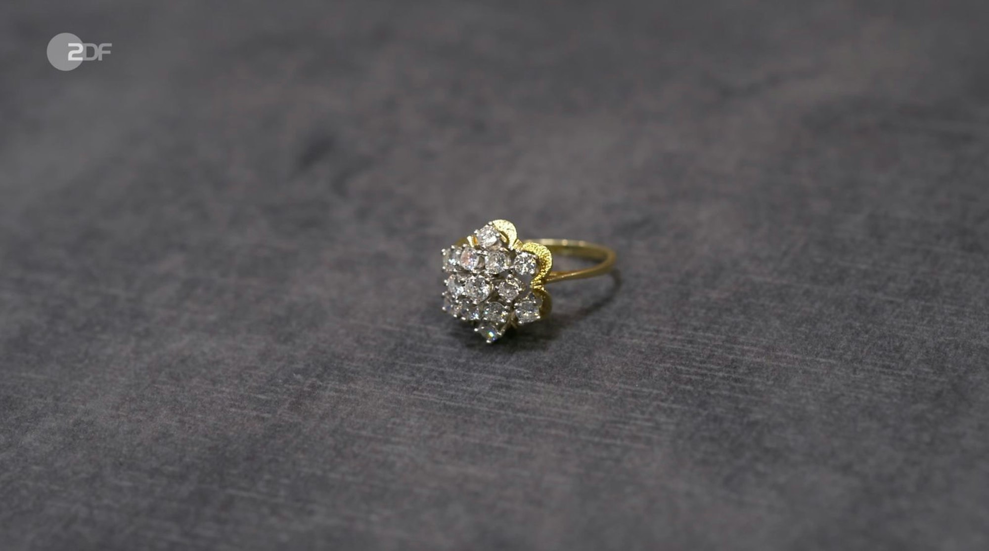 Als weiteres Objekt der Sendung wurde ein Ring von Wendela Horz in den 1970er Jahren datiert. Der Wunschpreis für den Schmuck aus 585er Gold mit einem Karat Diamanten lag bei 800 Euro, die Expertin schätzte ihn auf 500 Euro wegen leichter Schäden. Am Ende zahlte Susanne Steiger dennoch 800 Euro für den funkelnden Ring. (Bild: ZDF)