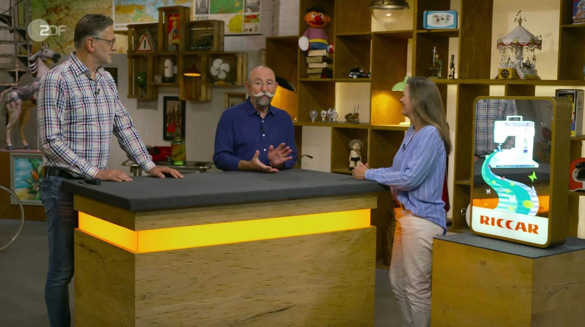 Horst Lichter atmete auf: „Gott sei Dank macht das Gerät keine Geräusche. Die meisten machen ja immer Bling, Bling, Ding, Ding.“ Lichter vermutet wohl, es handele sich um einen Spielautomaten. Detlev Kümmel schmunzelte allwissend, denn er wusste auch: „Geld kommt auch nie raus. Das ist das Doofe.“ War es wohl doch kein Spielautomat? (Bild: ZDF)