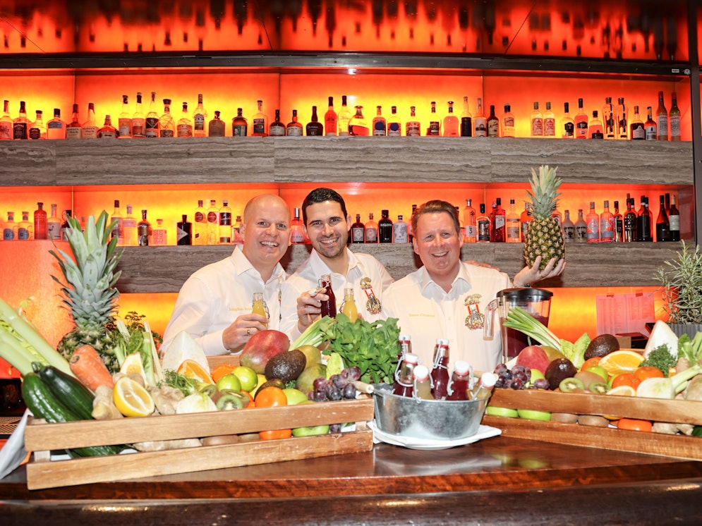 Das Kölner Dreigestirn steht hinter der Theke der Hofburg.