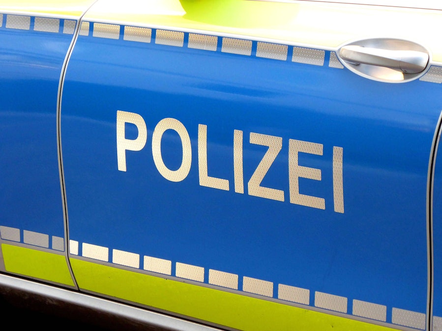 Polizei Schriftzug auf einem Polizeifahrzeug