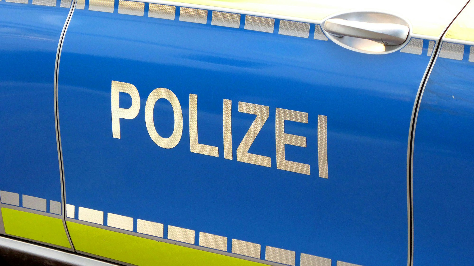 Polizei Schriftzug auf einem Polizeifahrzeug