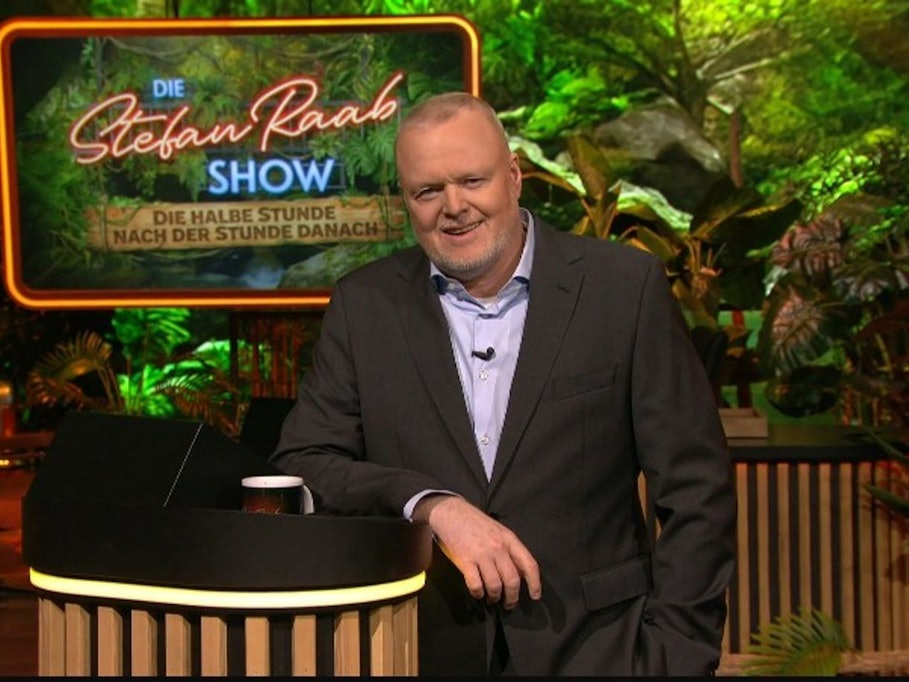 Stefan Raab arbeitete sich in seiner neuen Show zum Dschungelcamp an dem RTL-Format ab. (Bild: RTL)