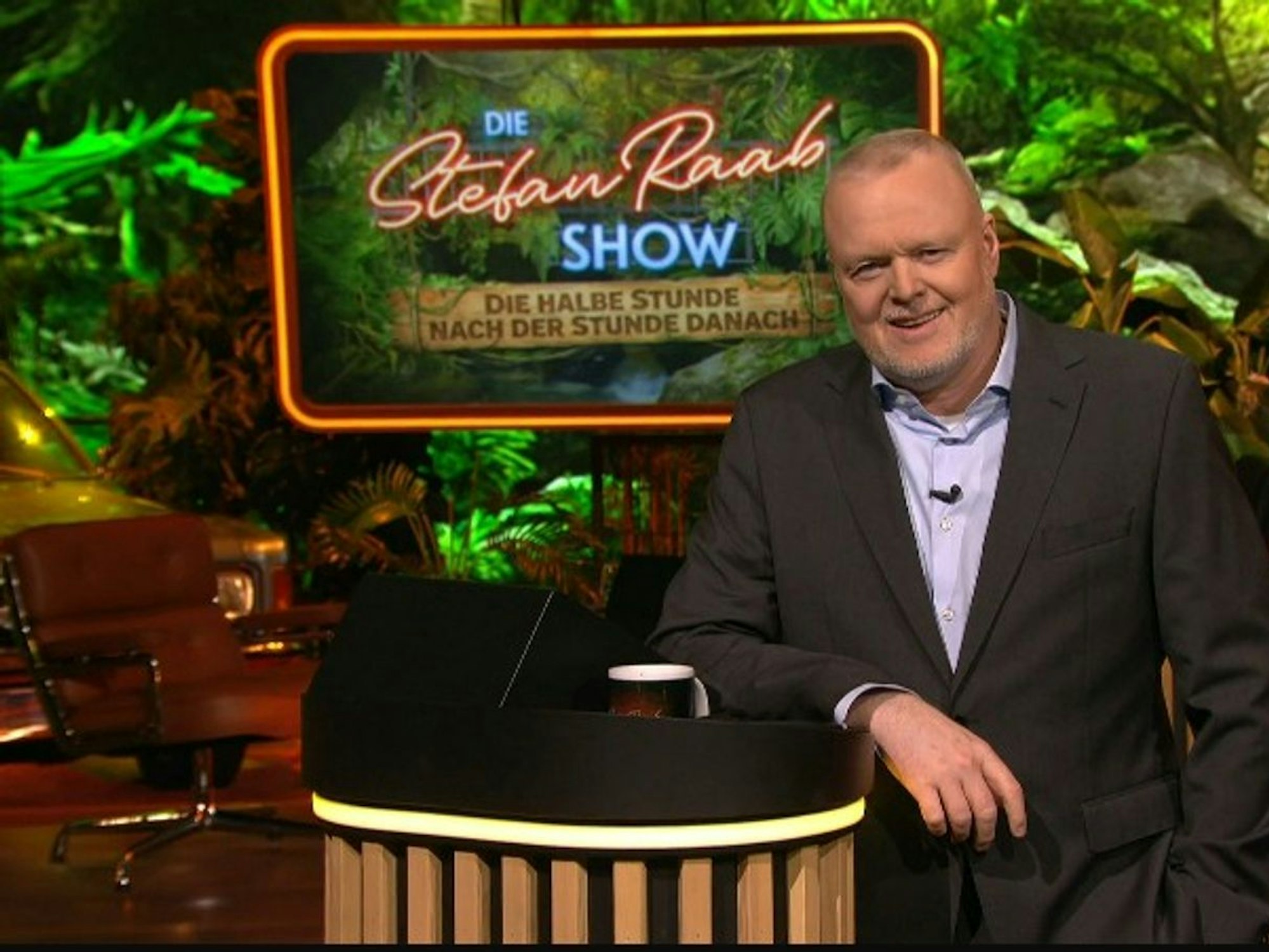 Stefan Raab arbeitete sich in seiner neuen Show zum Dschungelcamp an dem RTL-Format ab. (Bild: RTL)