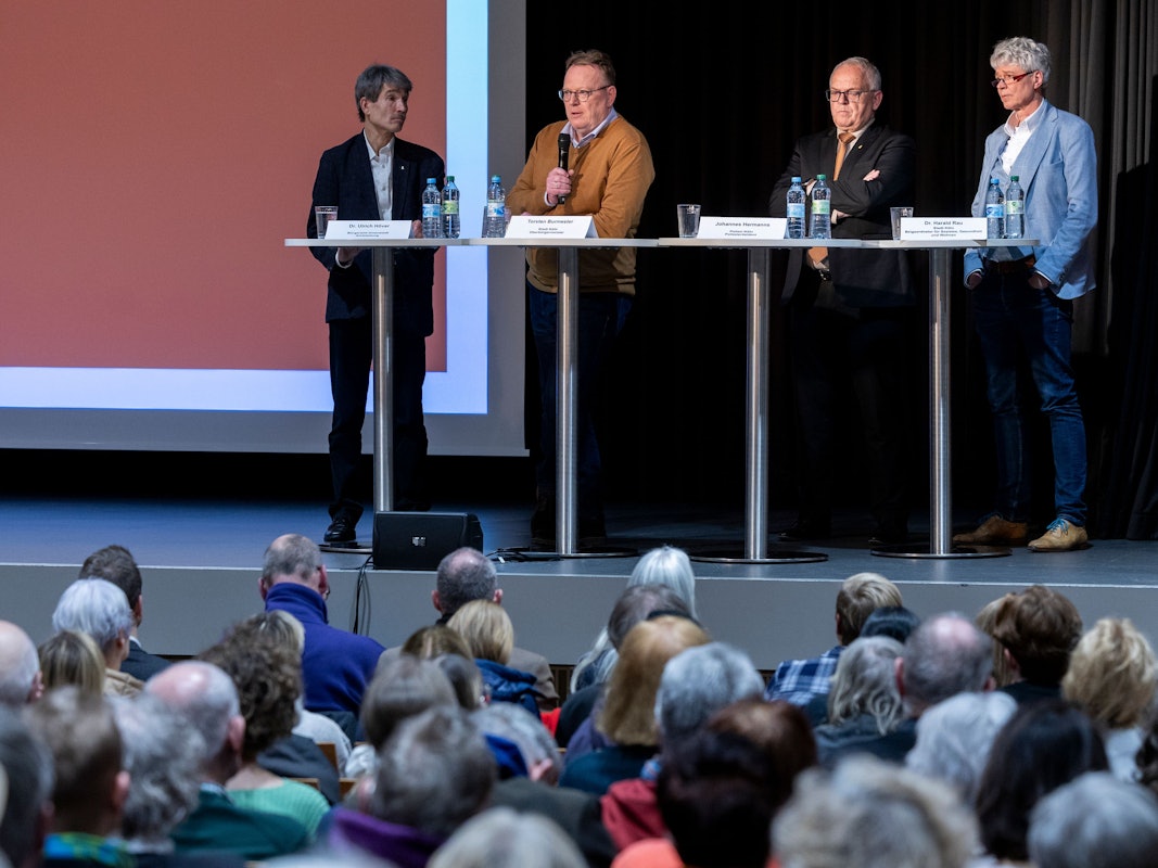 Bei der Infoveranstaltung zum geplanten Suchthilfezentrum am Perlengraben in der Aula des Berufskollegs Perlengraben stellten sich v.l.n.r. Dr. Ulrich Höver, Torsten Burmester, Johannes Hermanns und Dr. Harald Rau den Fragen.