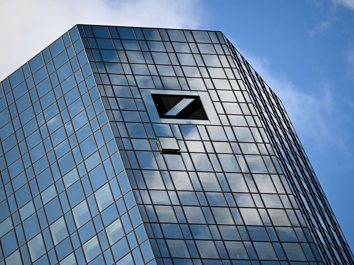 Wolken spiegeln sich in der Glasfassade der Zwillingstürme der Zentrale der Deutschen Bank in Frankfurt/Main.