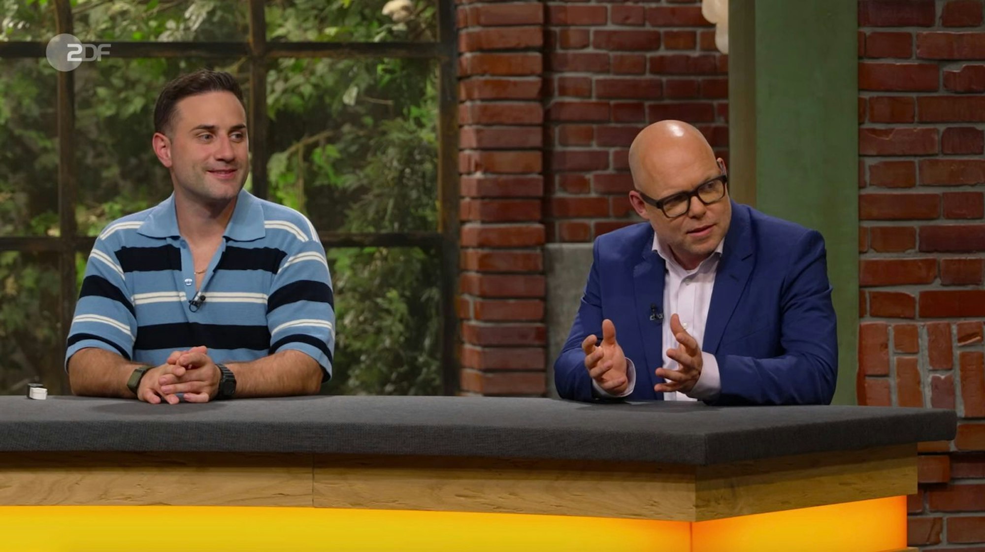 „Ich kann gar nicht weggucken - wie das Kaninchen vor der Schlange“, schwärmte Benjamin Leo Leo, als auch die Verkäuferin den Händlerraum betrat. Die psychedelische Leuchtreklame fesselte ihn regelrecht, er wirkte beinahe „paralysiert“. Und bevor er reagieren konnte, gab David Suppes das erste Gebot ab: 100 Euro für den „absoluten Hingucker“. (Bild: ZDF)