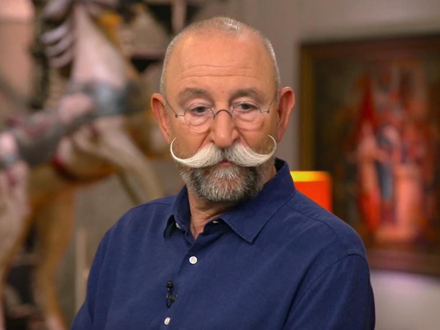 Ein merkwürdiges Gerät sorgte bei Horst Lichter in der Mittwochsausgabe von „Bares für Rares“ (ZDF) für große Verwirrung: Der Moderator tippte hartnäckig auf einen Spielautomaten - mit oder ohne Geld. Detlev Kümmel schmunzelte, für ihn handelte es sich um ein Kunstobjekt. Und im Händlerraum? Dort eskalierte die Begeisterung zum „LSD-Traum“. (Bild: ZDF)