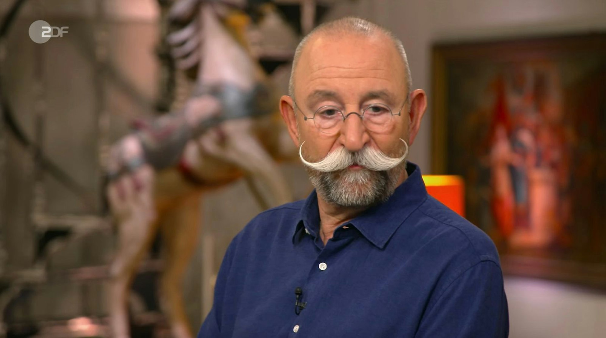 Ein merkwürdiges Gerät sorgte bei Horst Lichter in der Mittwochsausgabe von „Bares für Rares“ (ZDF) für große Verwirrung: Der Moderator tippte hartnäckig auf einen Spielautomaten - mit oder ohne Geld. Detlev Kümmel schmunzelte, für ihn handelte es sich um ein Kunstobjekt. Und im Händlerraum? Dort eskalierte die Begeisterung zum „LSD-Traum“. (Bild: ZDF)