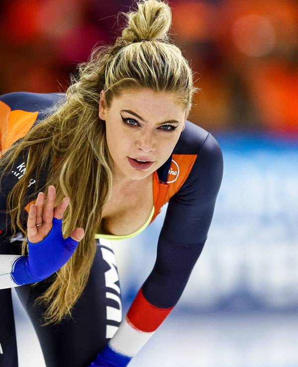 Jutta Leerdam winkt.
