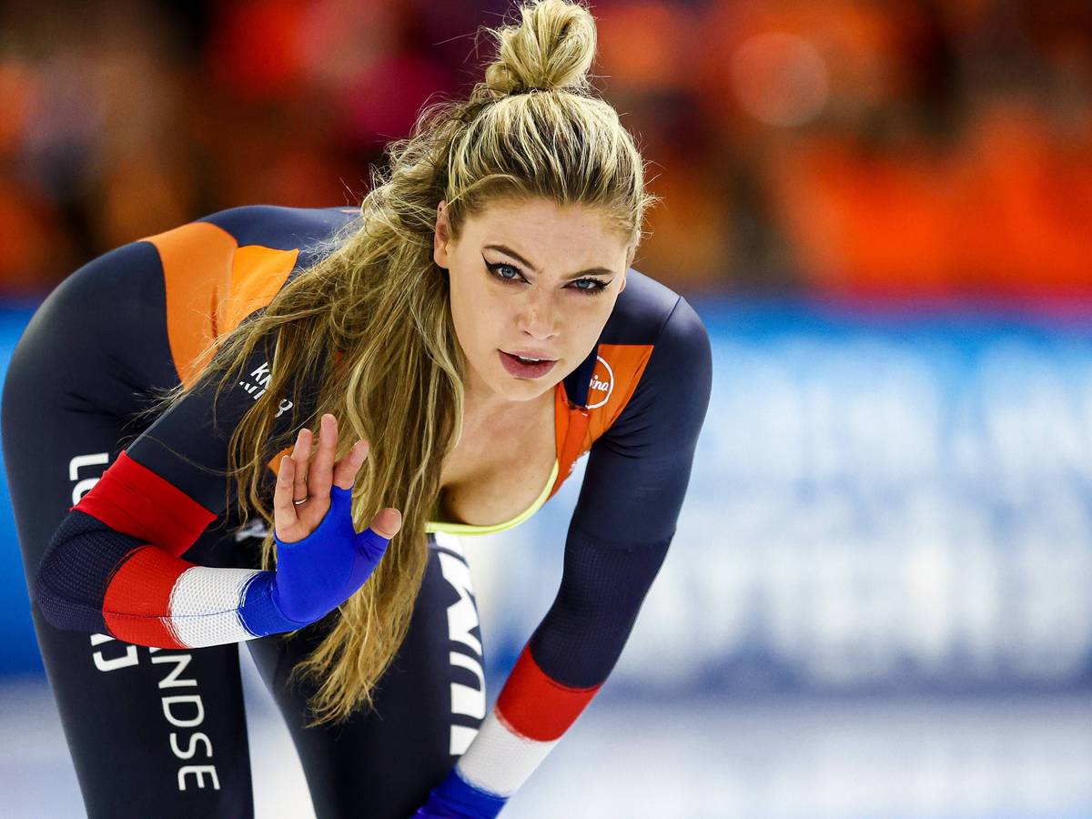 Jutta Leerdam winkt.