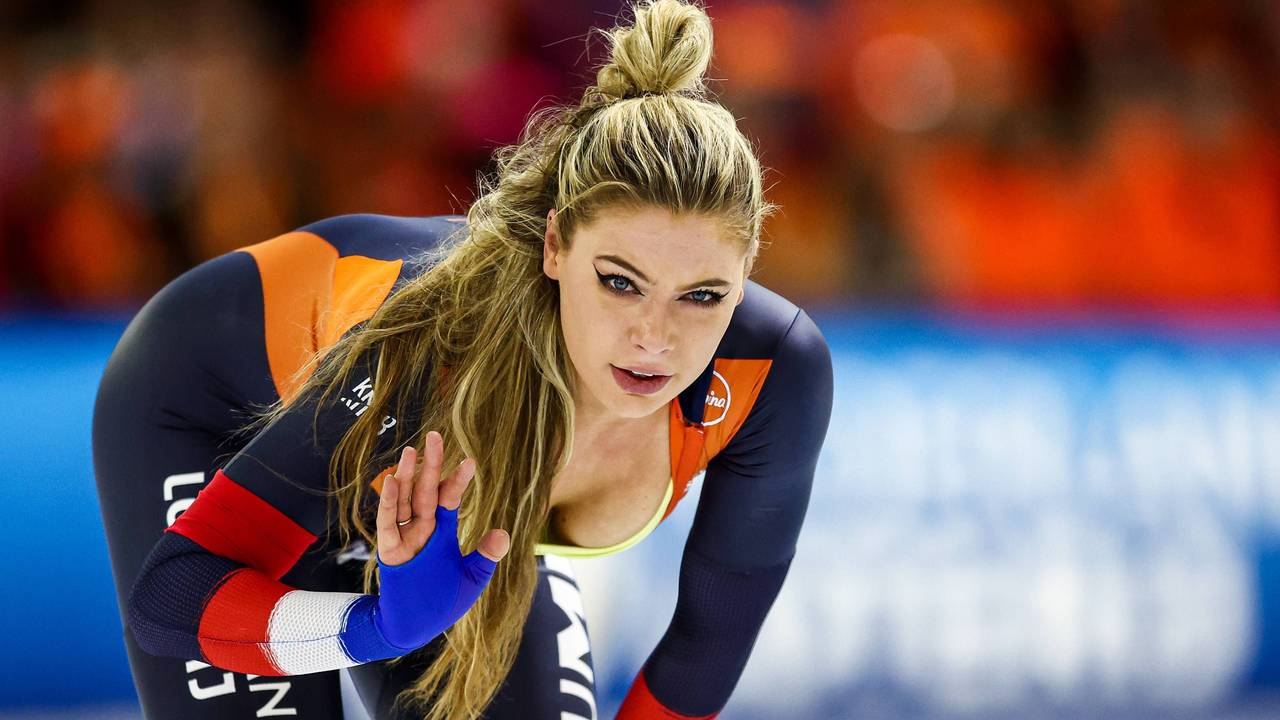 Jutta Leerdam winkt.