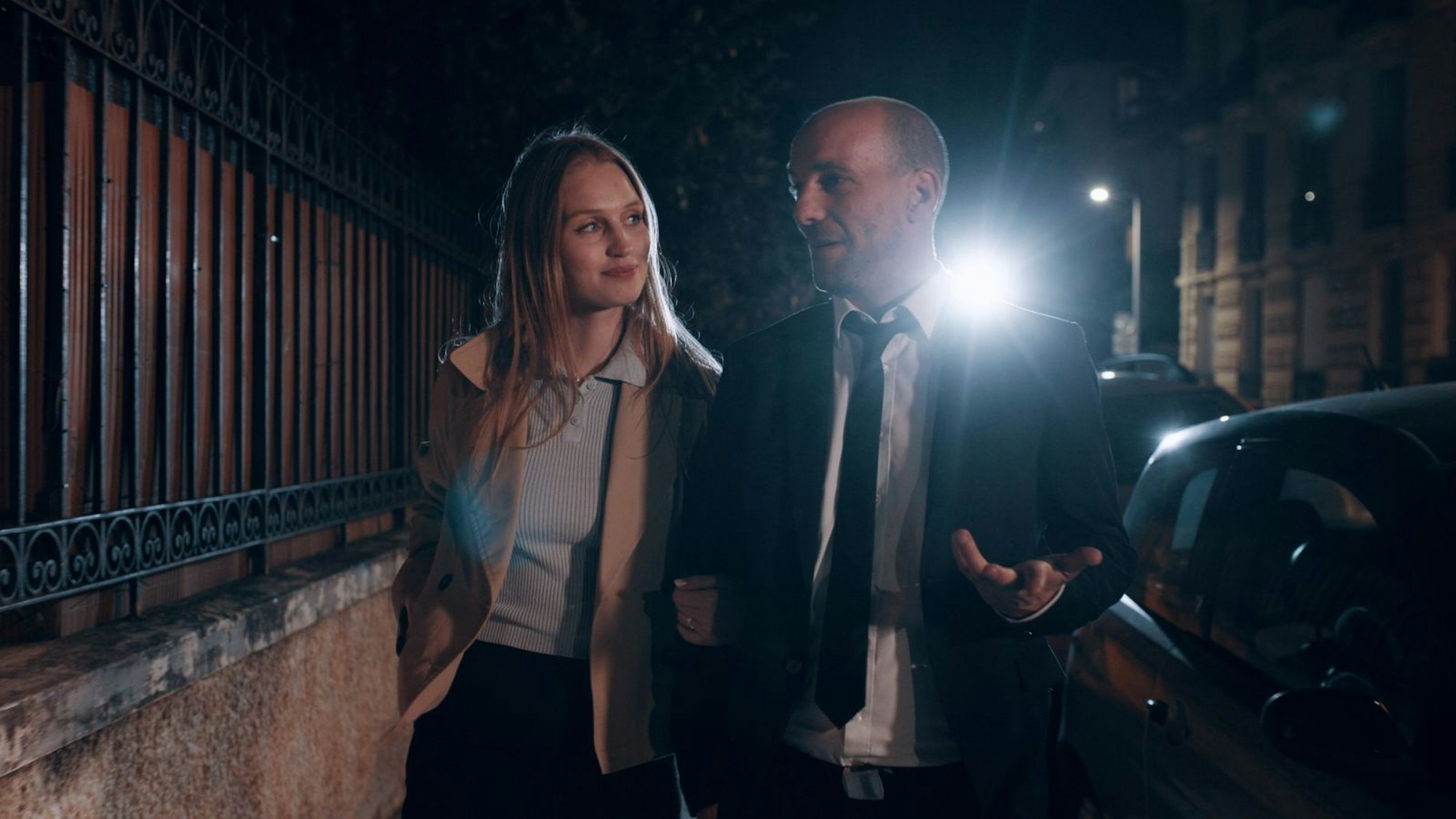 Wirecard-Vorstand Jan Marsalek lernt die Russin Natalja kennen. (nachgestellte Szene) (Bild: ZDF / Dennis Mätzig)