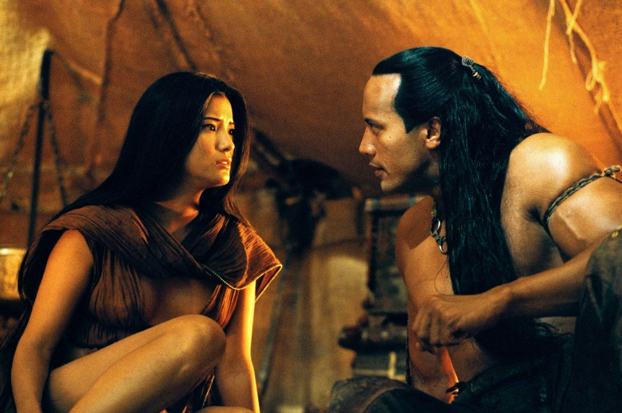 Cassandra (Kelly Hu) zu widerstehen, übersteigt auch Mathayus' (Dwayne Johnson) Heldenkräfte. (Bild: © 2002 Universal Studios. All rights Reserved.)