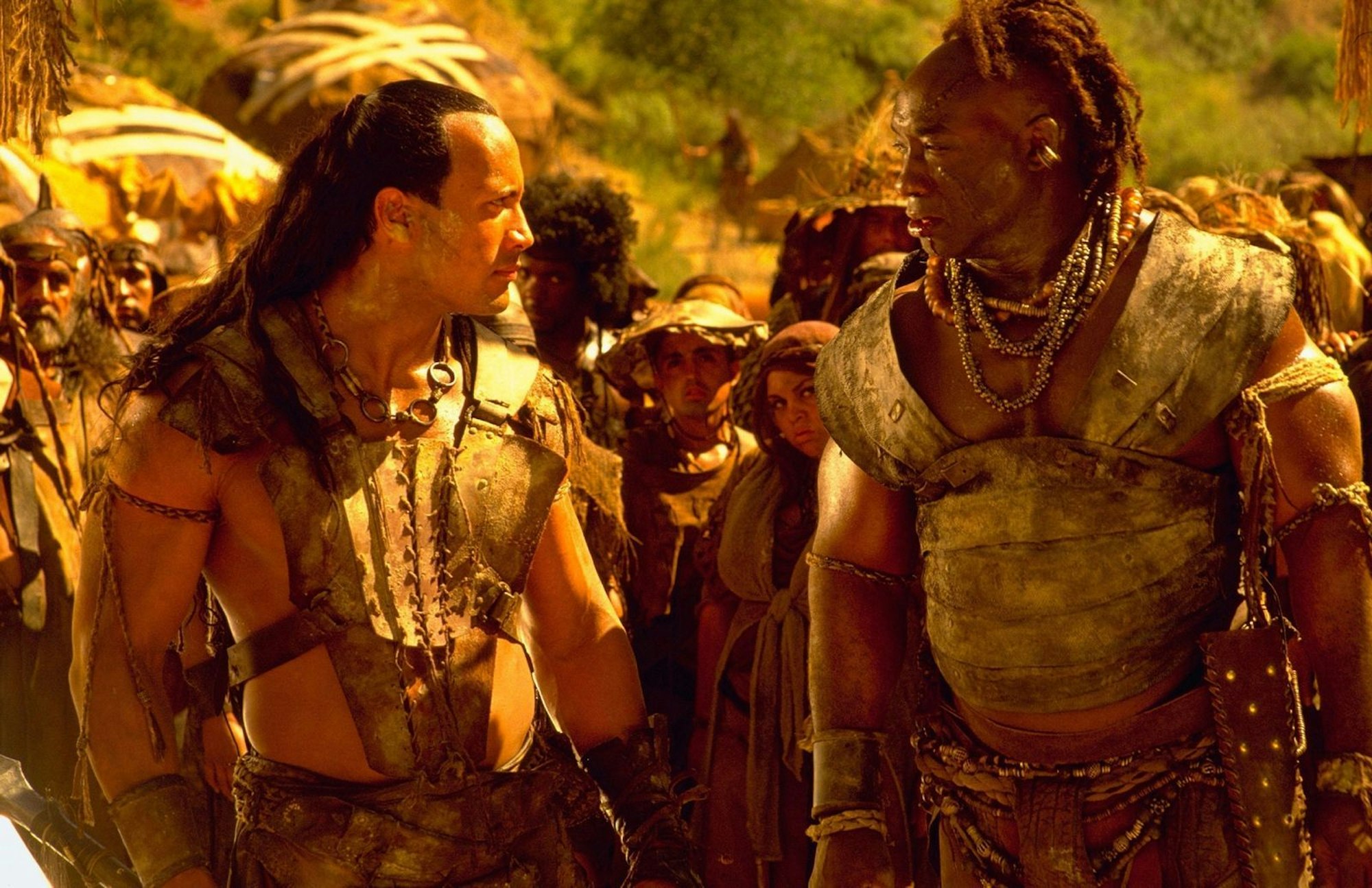 Mathayus (Dwayne Johnson) und Balthazar (Michael Clarke Duncan) sind im Kampf gegen Memnon Verbündete wider Willen. (Bild: © 2002 Universal Studios. All rights Reserved.)