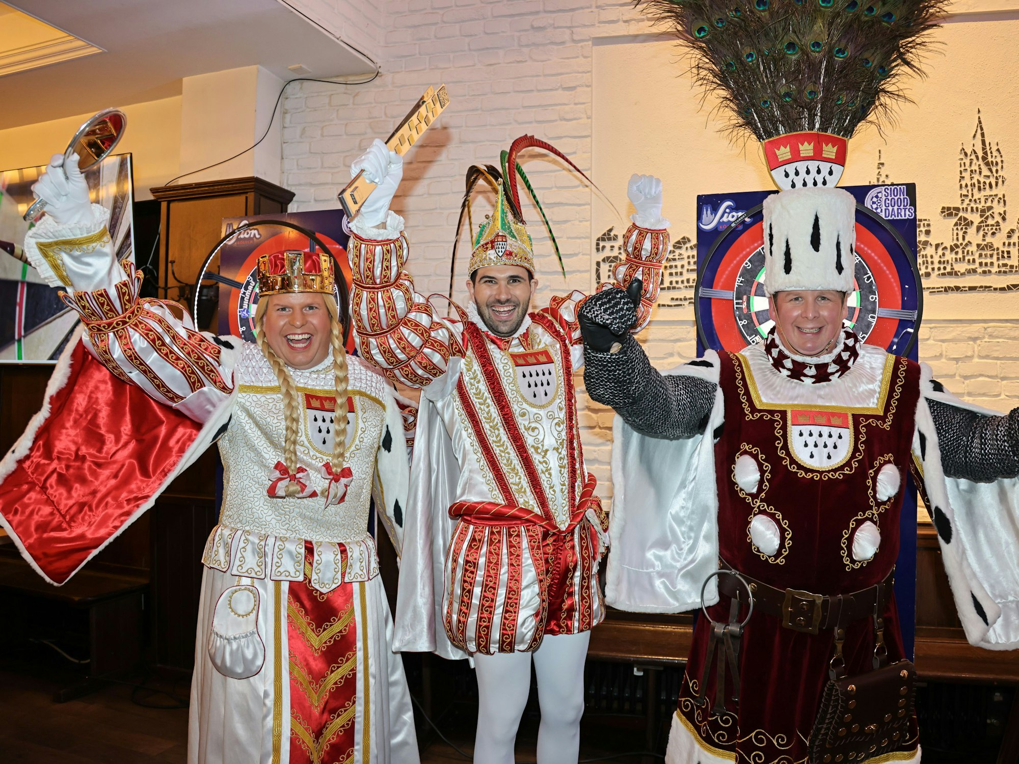 Das Dreigestirn vor der Dartsscheibe.