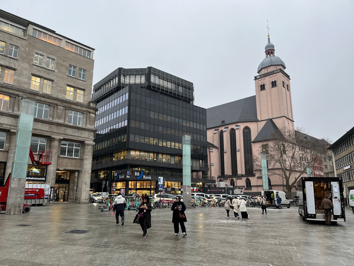 Das schwarze Rolex-Gebäude am Hauptbahnhof.