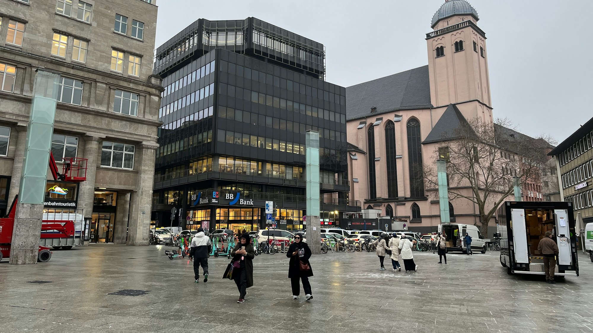 Das schwarze Rolex-Gebäude am Hauptbahnhof.