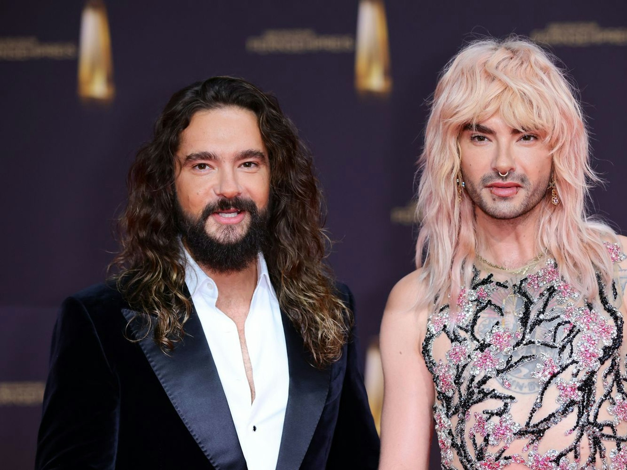 Bill Kaulitz (rechts) behauptet, nicht oft verliebt zu sein. Da kann Tom nur drüber lachen. (Bild: 2024 Getty Images/Joshua Sammer)