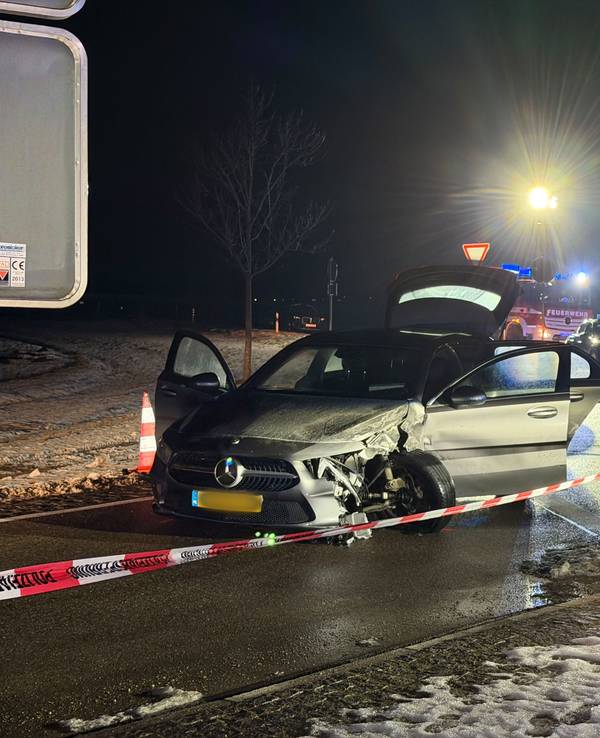 Fahrzeuge und Polizeikräfte stehen nach einer Verfolgungsjagd an einer Straße in Weißenburg. Bei einer Verfolgungsjagd im Landkreis Weißenburg-Gunzenhausen haben zwei Männer auf SEK-Beamte geschossen und anschließend einen Unfall gebaut. Insgesamt sind fünf Personen verletzt worden, wie die Polizei mitteilte.