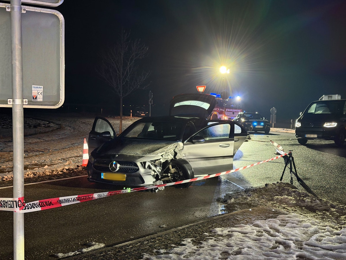Fahrzeuge und Polizeikräfte stehen nach einer Verfolgungsjagd an einer Straße in Weißenburg. Bei einer Verfolgungsjagd im Landkreis Weißenburg-Gunzenhausen haben zwei Männer auf SEK-Beamte geschossen und anschließend einen Unfall gebaut. Insgesamt sind fünf Personen verletzt worden, wie die Polizei mitteilte.