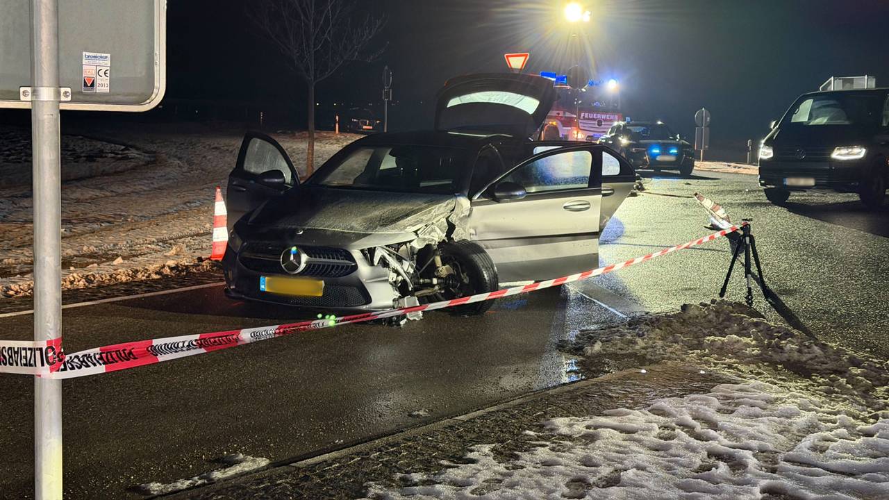 Fahrzeuge und Polizeikräfte stehen nach einer Verfolgungsjagd an einer Straße in Weißenburg. Bei einer Verfolgungsjagd im Landkreis Weißenburg-Gunzenhausen haben zwei Männer auf SEK-Beamte geschossen und anschließend einen Unfall gebaut. Insgesamt sind fünf Personen verletzt worden, wie die Polizei mitteilte.