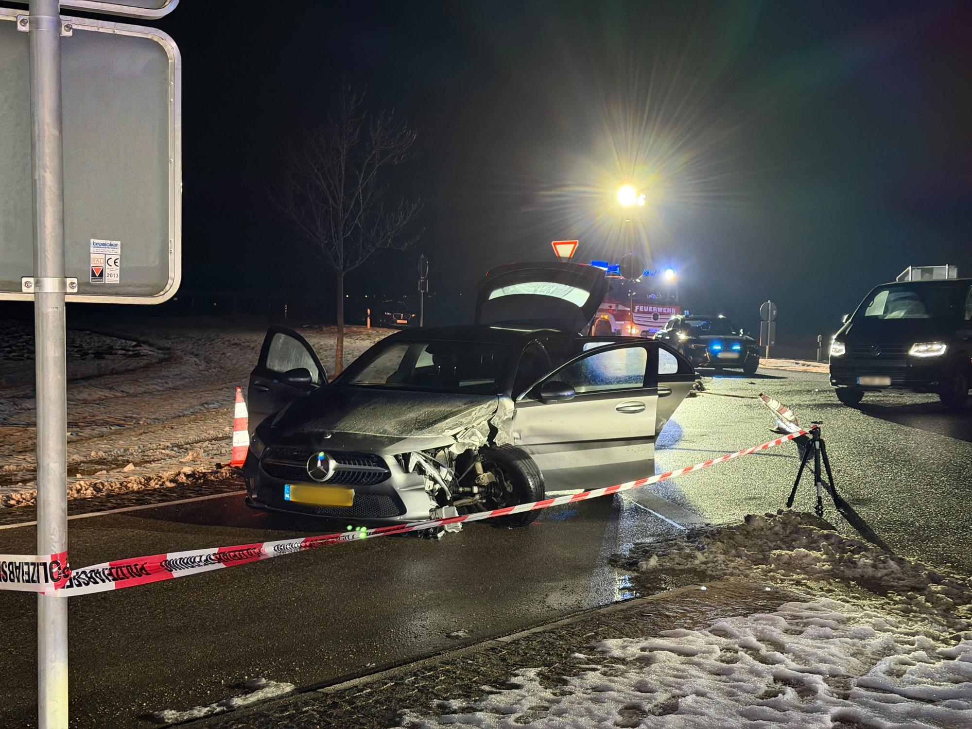 Fahrzeuge und Polizeikräfte stehen nach einer Verfolgungsjagd an einer Straße in Weißenburg. Bei einer Verfolgungsjagd im Landkreis Weißenburg-Gunzenhausen haben zwei Männer auf SEK-Beamte geschossen und anschließend einen Unfall gebaut. Insgesamt sind fünf Personen verletzt worden, wie die Polizei mitteilte.